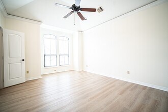 Building Photo - 3119 Fairdale Oaks E