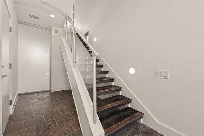 Foto del edificio - 6014 Fairdale Ln