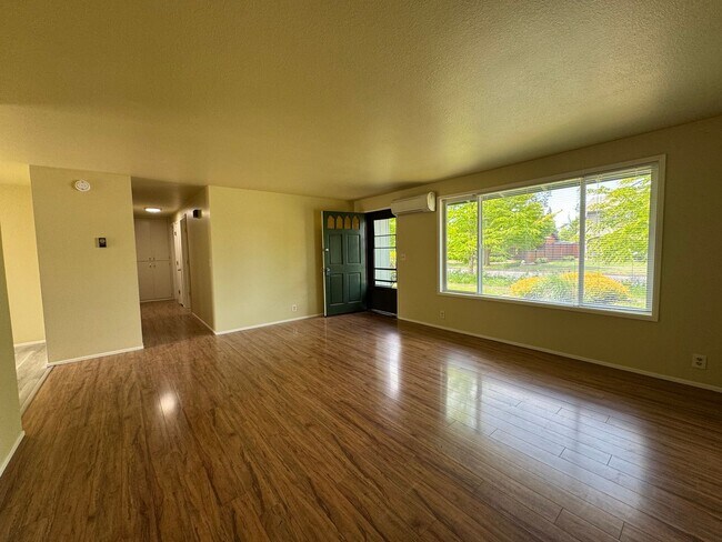 Building Photo - 3-Bedroom, 1-Bathroom Duplex Near Coburg Road