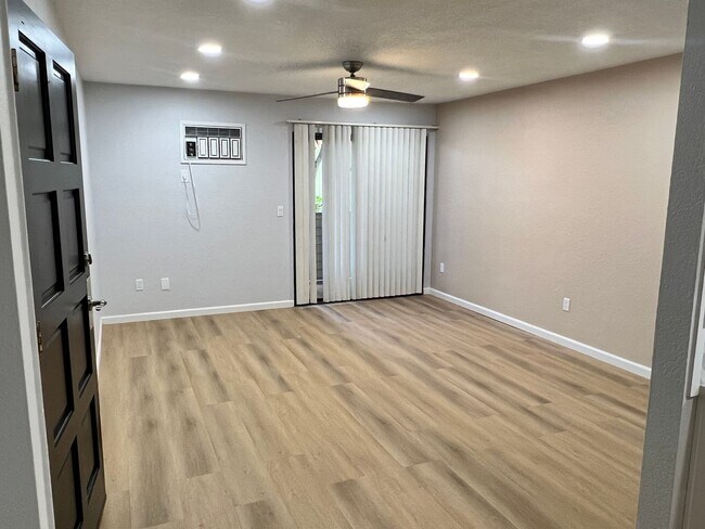 Foto del edificio - 1013 S Sunshine Ave