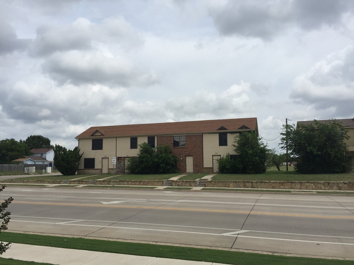 Primary Photo - 746-770 NW Summercrest