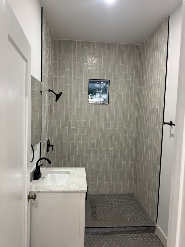 Foto del edificio - 1260 N Flores St
