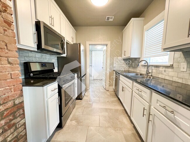 Building Photo - Must See 3 Bedroom/3 Bathroom Home near Ed...