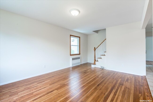 Building Photo - 5 Graywood Rd