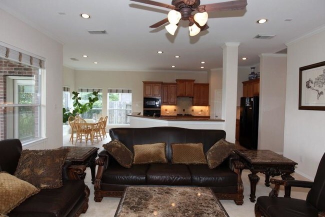 Foto del edificio - 2217 Shore Creek Dr