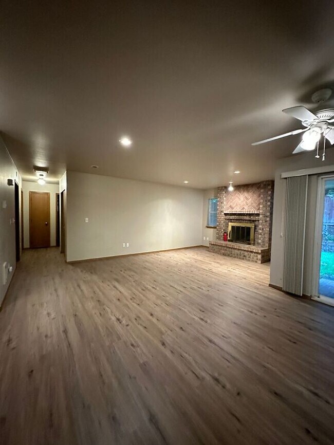 Foto del edificio - Nice 2 plus Bedroom 2 Bath Duplex in Puyallup!! Nice Location!!