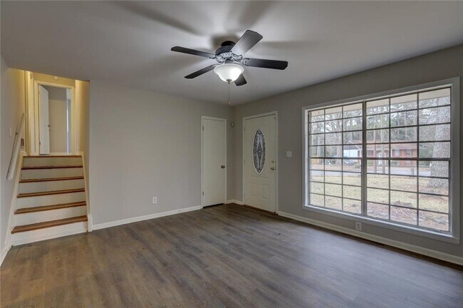 Foto del edificio - 70 Jonathan Rd