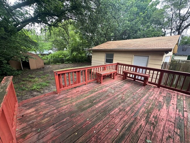 Building Photo - $1250 - 3 bedroom/ 1 bathroom - Single Fam...