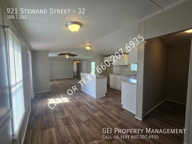 Building Photo - 921 Steward St
