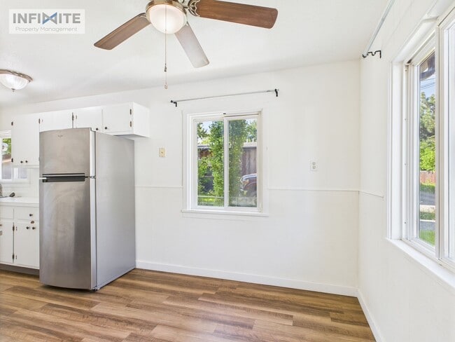 Building Photo - Cute As A Button 3 Bedroom