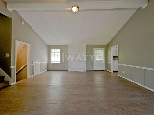 Foto del edificio - 3-Bed, 2-Bath Split-Level Home in Alabaster