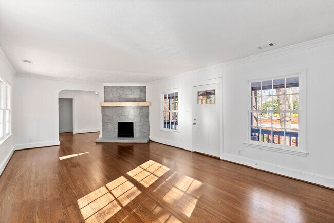 Foto del edificio - Spacious 2 Bedroom Home with Back Yard!