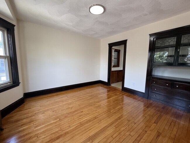 Comedor con muebles empotrados - 585 High St