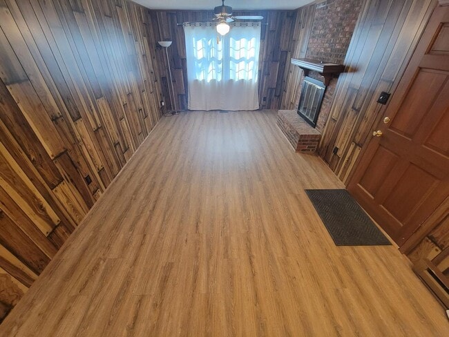 Building Photo - Great 2 bed 1 bath in Burlington!
