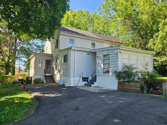 Foto del edificio - 127 Hazelhurst Ave