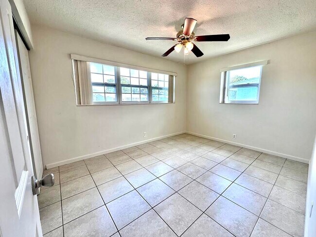 Building Photo - 1374 9th Ct