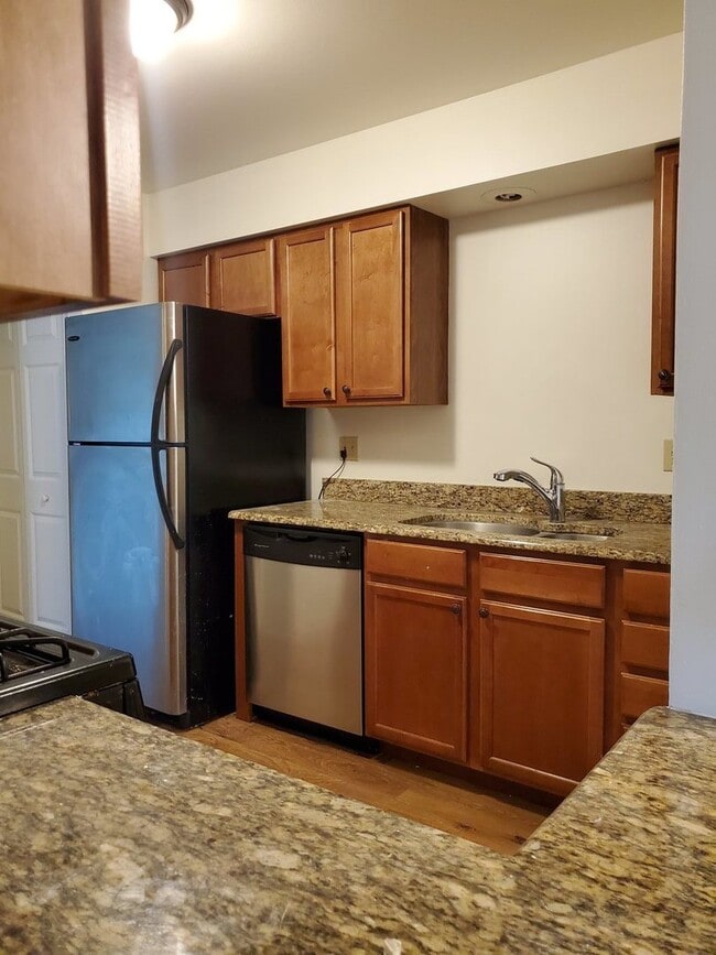 Building Photo - 833 Village Quarter Rd