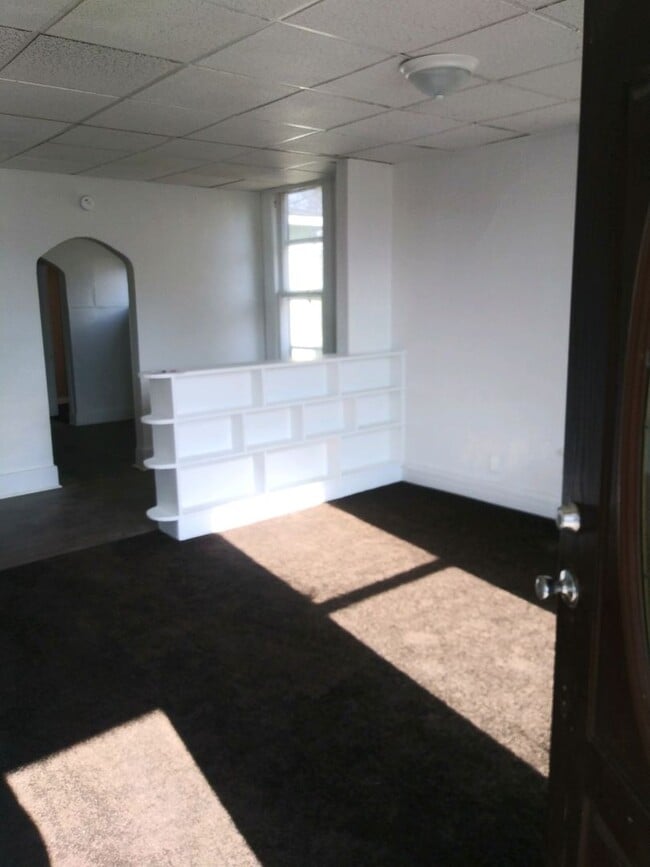 Building Photo - 1024 W 5th St