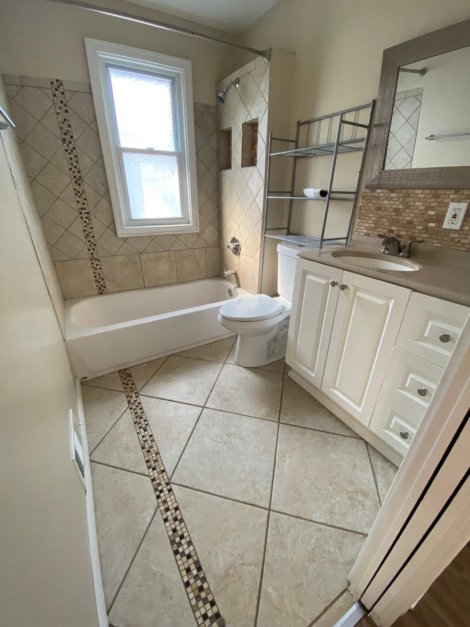 1087 E 177th St Cleveland, OH 44119 – photo 1