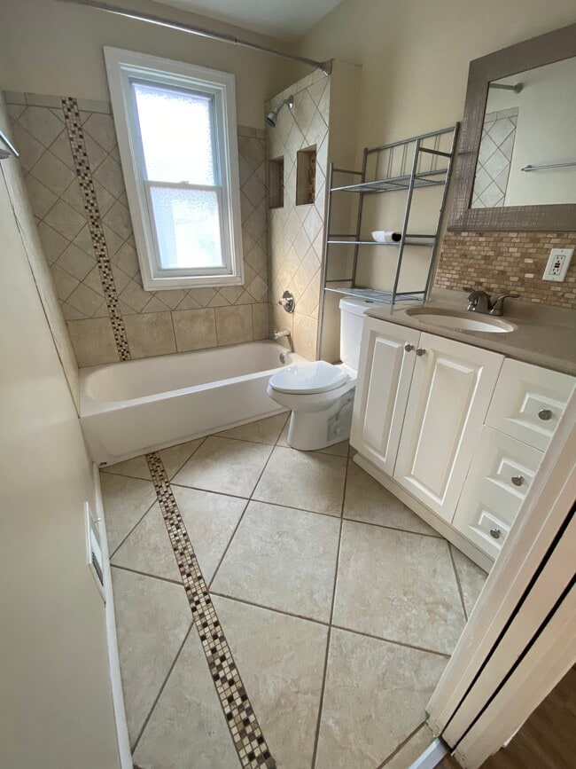 Building Photo - 1087 E 177th St