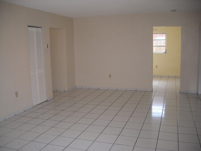 Building Photo - 865 SE 10th St