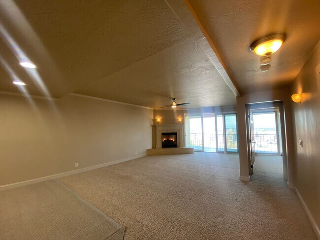 Foto del edificio - Class and Style! 3 Bed, 2 Bath South Hill ...