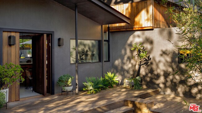 Foto del edificio - 8970 Wonderland Park Ave