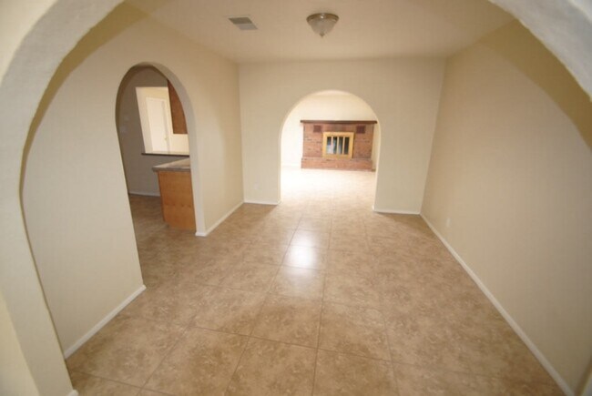 Building Photo - 1712 S Hardy Dr