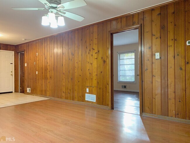 Building Photo - 1840 Glenview Dr SW