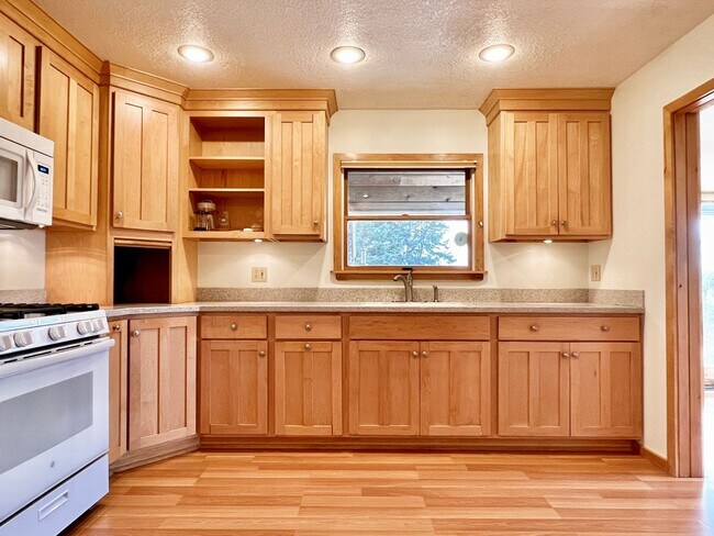 Foto del edificio - Charming Kewadin Farmhouse on US 31 For Re...