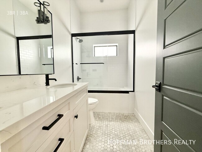 Building Photo - 1249 S Plymouth Blvd