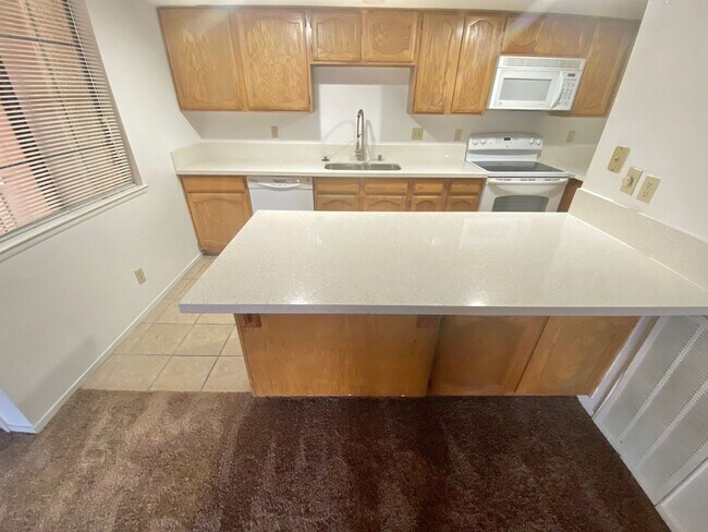 Foto del edificio - 1 BEDROOM / 1 BATH GATE COMMUNITY/ LOCATED...