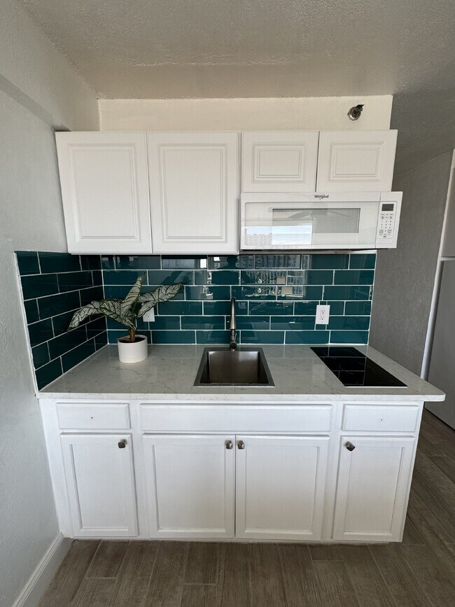 Building Photo - OCEANFRONT STUDIO NEWELY UPDATED