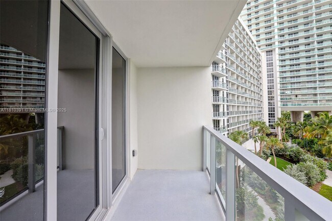Building Photo - 1500 Bay Rd