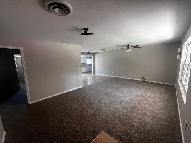 Foto del edificio - Freshly updated home with privacy fence in...