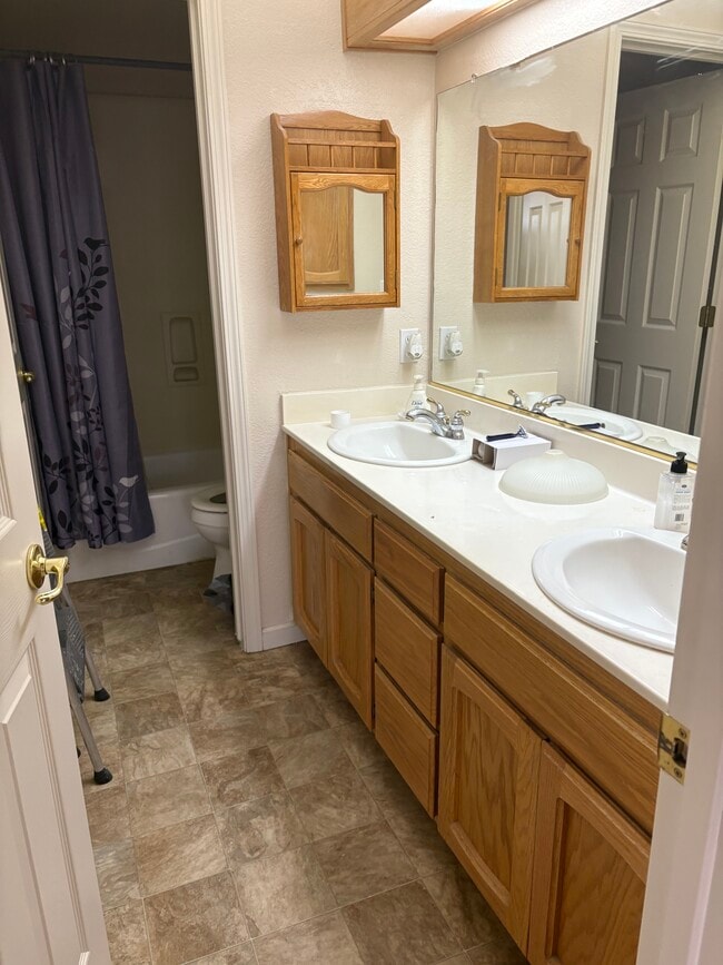 Building Photo - 2135 Greenbriar Dr