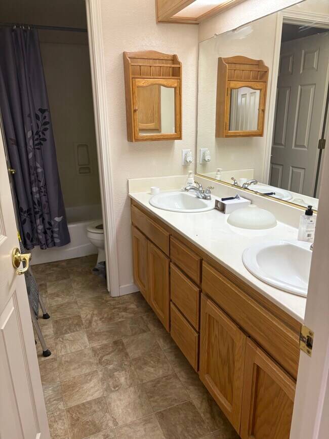 Foto del edificio - 2135 Greenbriar Dr