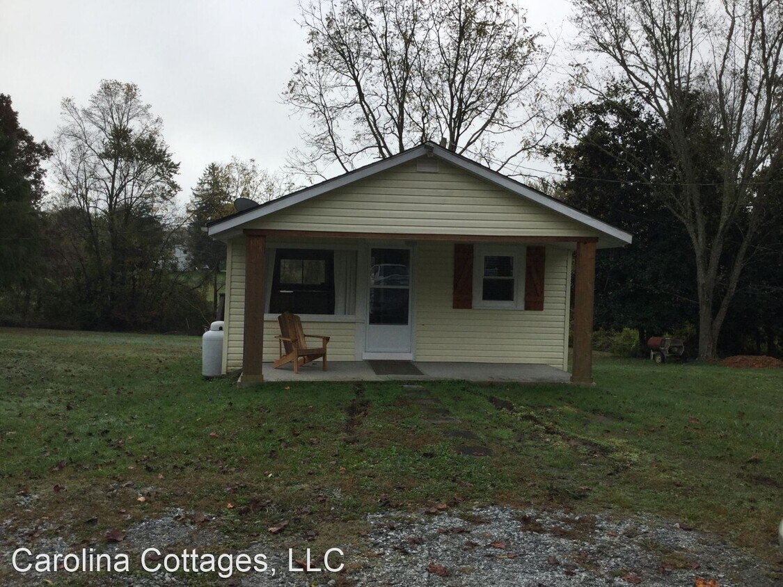 105 Robin St, Hendersonville, NC 28739 House Rental in Hendersonville