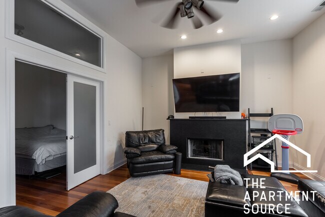 Foto del edificio - 1354 W Augusta Blvd