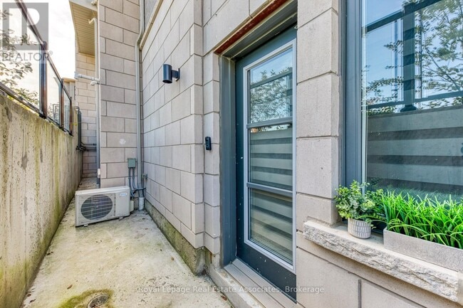 Building Photo - 70 Halliford Pl