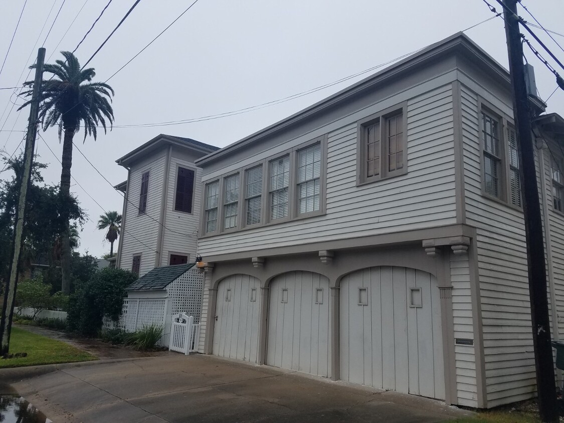 Primary Photo - Large 2/1 Garage Apartment