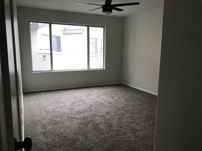 Foto del edificio - Beautiful 2 bedroom 2 bath upstairs condo