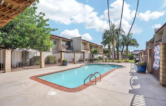 Building Photo - 930 Peach Ave