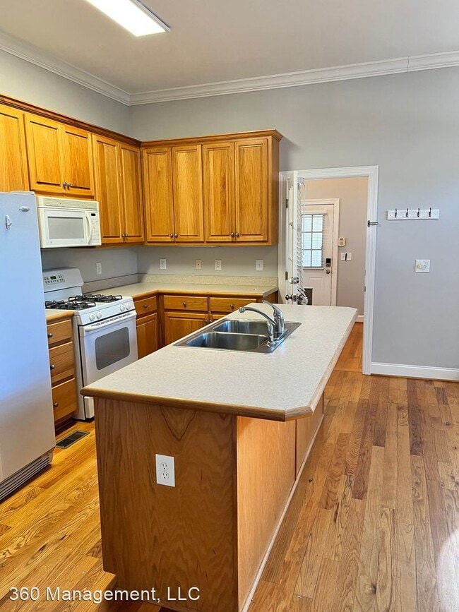 Building Photo - 3 br, 2.5 bath House - 690 Queens Way