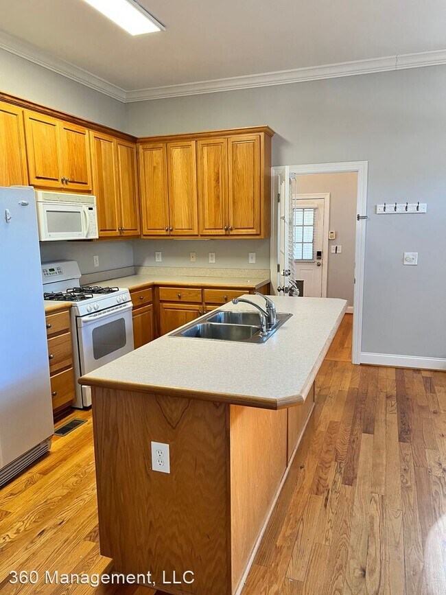 Foto del edificio - 3 br, 2.5 bath House - 690 Queens Way