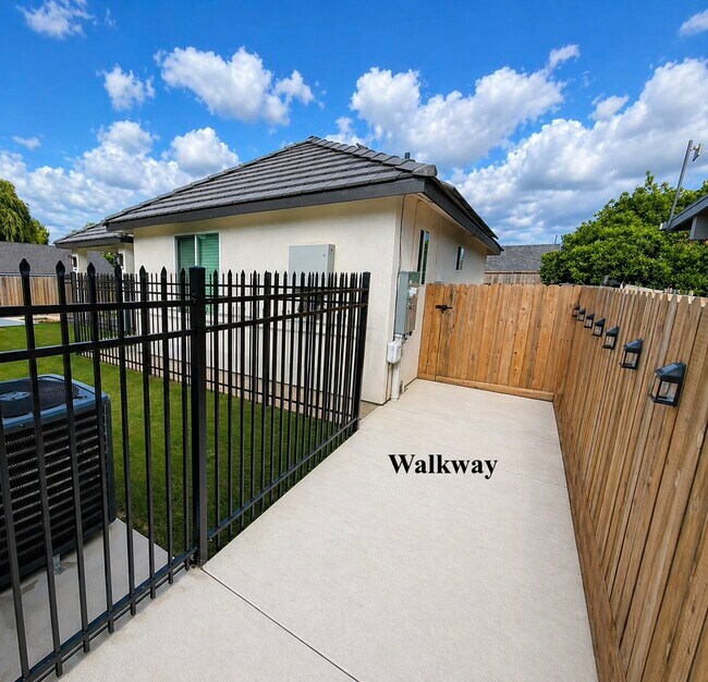 Foto del edificio - 590 N Lincoln Ave