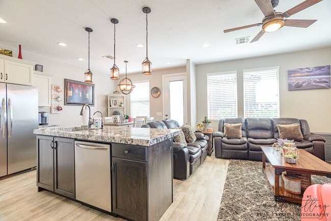 Foto del edificio - 325 N Red Stone Rd