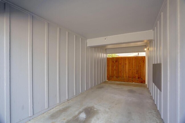 Building Photo - 465 Carpentier Way