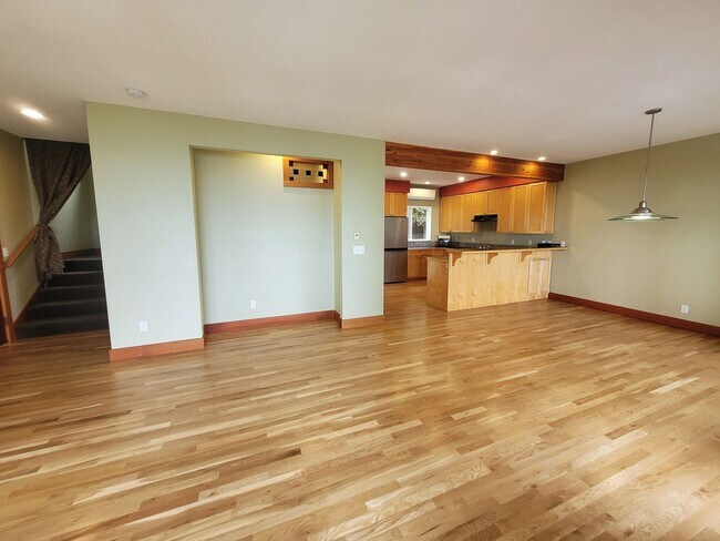 Foto del edificio - Beautiful South Hill Home with Bay Views 3...
