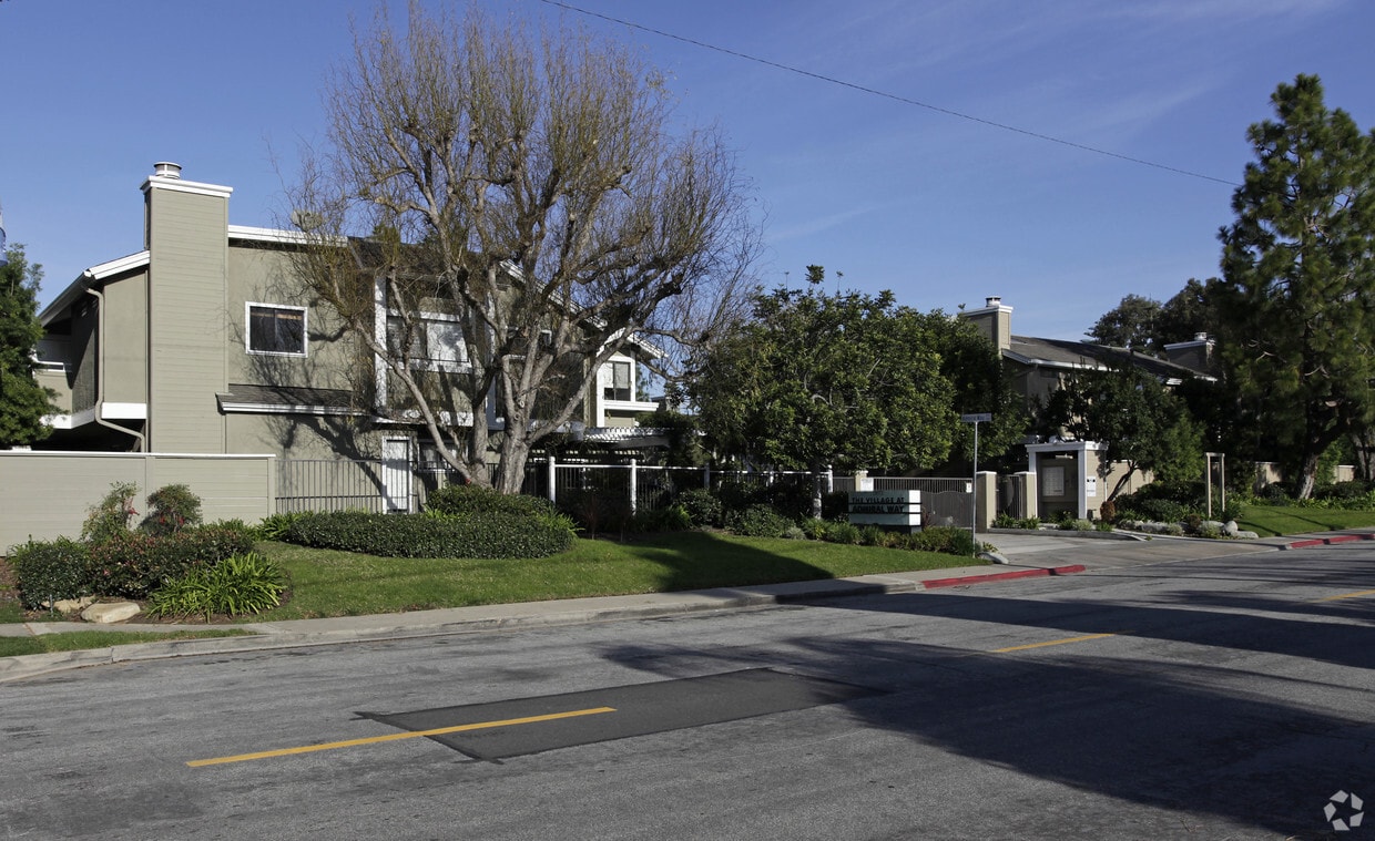 Primary Photo - 170-196 Admiral Way